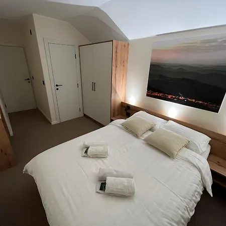 Lisine Lepo Mesto & 3* Strmosten